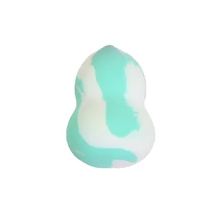 Latexvrije make-up spons in pompoenvorm met wit en cyaan tie-dye patroon voor vlekkeloos blenden.