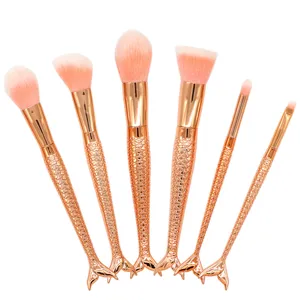 Vista detallada del set de 6 brochas de maquillaje de sirena en oro rosa con cerdas rosas.