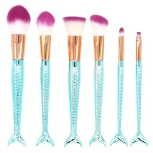Set de 6 brochas de maquillaje de sirena con mango de escama de pez azul y cerdas sintéticas suaves.