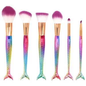 Detalles del set de brochas de maquillaje sirena arcoíris con mangos degradados suaves.