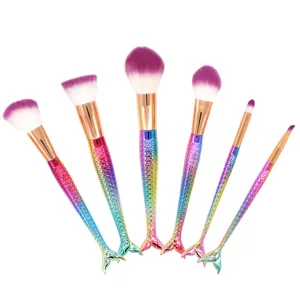 Primer plano de 6 brochas de maquillaje de sirena con mangos de arcoíris y cerdas suaves.