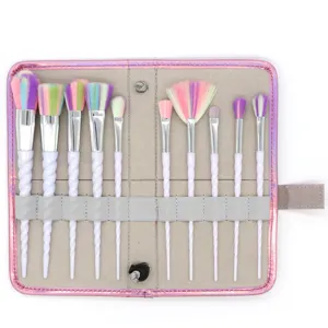 Nahaufnahme der 10-teiligen Einhorn-Make-up-Pinsel-Set Details mit bunten Borsten und Halter.