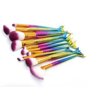Vista detallada de brochas de maquillaje de sirena coloridas con cerdas suaves.