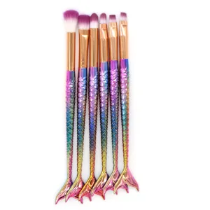 Set de 6 brochas de maquillaje para ojos con mangos de cola de sirena arcoíris de color.