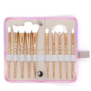 Detailaufnahme von 10er Einhorn Make-up Pinsel Set mit goldenen Spiralgriffen und Tasche.