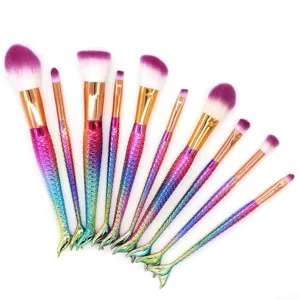 Set de 10 brochas de maquillaje de sirena con mangos degradados de escamas de pescado.