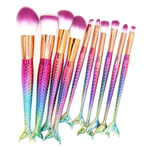 Vista detallada del juego de brochas de maquillaje de sirena con mangos coloridos.