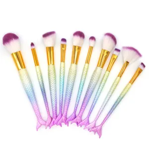 Set de 10 brochas de maquillaje de sirena con mangos degradados en forma de cola de pez y cerdas.