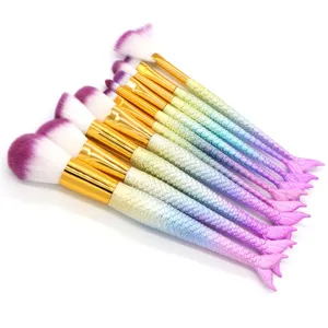 Vista detallada del juego de brochas de maquillaje de sirena coloridas con escamas degradadas.