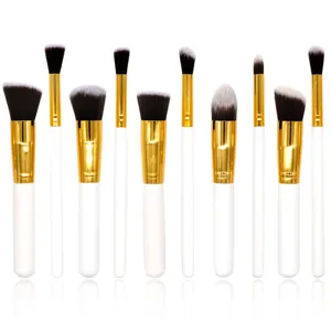 Vue détaillée de l'ensemble de 10 pinceaux de maquillage aux manches blancs et viroles.