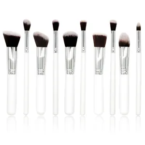 Kit de 10 pinceaux de maquillage avec manches blancs et poils doux pour un maquillage parfait.