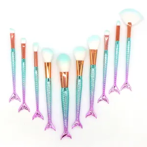 Set de 10 brochas de maquillaje de sirena con mango degradado y fibras sintéticas suaves.
