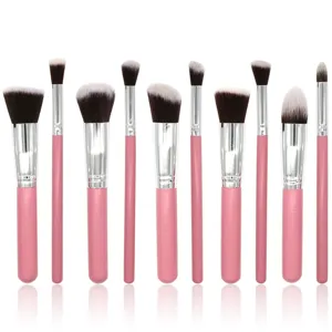 Gros plan des poils et manches roses, fibres douces pour une application de maquillage précise.