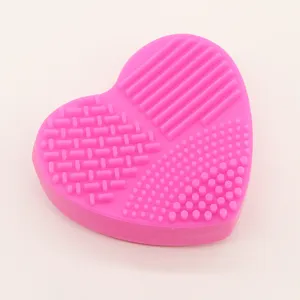 Herzförmige Silikon Pinselreinigungsmatte Detailansicht, rosa Make-up Tool Reinigungspad.