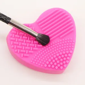 Nahaufnahme der pinken Silikon Pinselreinigungsmatte mit strukturierter Reinigungsfläche.