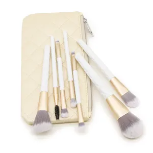 7-delige make-up penselen set met wit gewatteerd handvat, gouden huls en tasje.