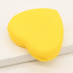 Nahaufnahme Detail des gelben herzförmigen Silikon Make-up Pinsel Reinigungswerkzeugs.
