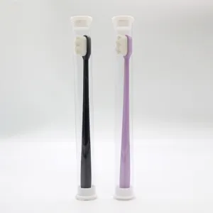 Juego de cepillos de dientes suaves portátiles con tubos de plástico transparentes.