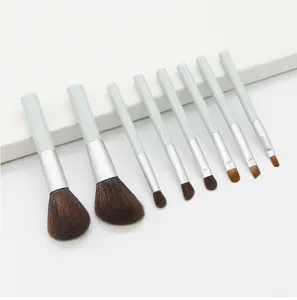 Detailaufnahme eines 8-teiligen Make-up-Pinselsets mit weichen Borsten und praktischen Griffen.