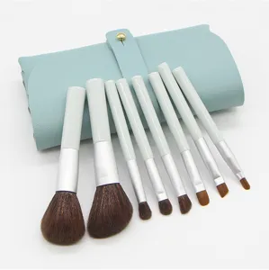 Detailansicht des tragbaren 8-teiligen Mini-Makeup-Pinselsets mit weichen Borsten und Etui.