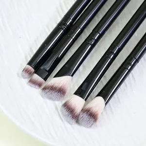 Detailansicht des 5-teiligen Lidschattenpinsel-Sets für professionelles Verblenden und Make-up.