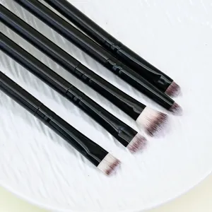 Nahaufnahme von professionellen Lidschatten Pinsel Set mit schwarzem Griffe Detail Ansicht.