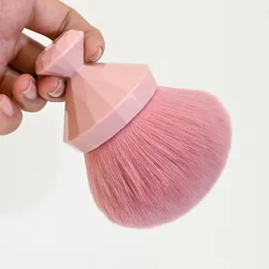 Vue détaillée du pinceau de maquillage champignon rose avec poils doux et manche diamant.