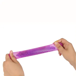 Primer plano detallado del juguete antiestrés violeta extensible de material TPR flexible.