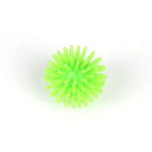 Vista dettagliata della mini palla con punte 30mm, giocattolo antistress da massaggio.