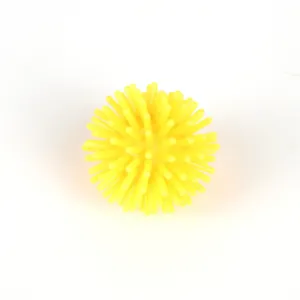 Vista ravvicinata dettagliata della mini palla con aculei gialla antistress massaggio.