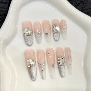 Handgemachte lange künstliche Nägel mit Nude Silber Cat Eye Glitzer und eleganten Strasssteinen.