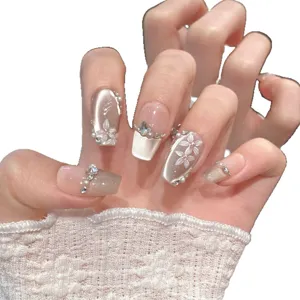 Uñas postizas hechas a mano con gel cat-eye y pedrería floral 3D para un estilo elegante.