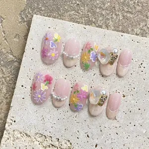Kit d'ongles press-on floraux de printemps, faux ongles avec perles et jolies fleurs peintes.