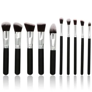 Détail du set de 10 pinceaux de maquillage, poils synthétiques doux, manches noirs.