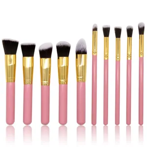 Vue détaillée du set de 10 pinceaux de maquillage avec poils doux et manches en bois rose.