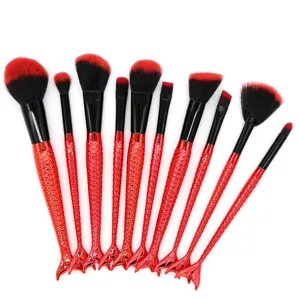 Vista detallada del set de brochas de maquillaje de sirena roja con cerdas suaves rojas y negras.