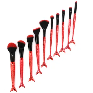 Set de brochas de maquillaje de sirena con mangos metálicos rojos y cerdas suaves de belleza.