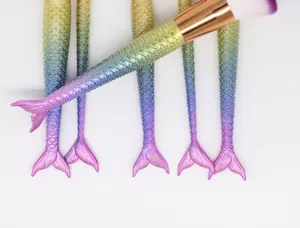 Vista detallada del set de brochas de maquillaje sirena con mangos de escamas 3D y pelo suave.