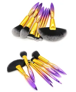 7-teiliges Make-up-Pinsel-Set mit lila-goldenen Griffen und weichen Synthetikborsten für das Gesicht.