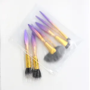 Detailansicht des 7-teiligen Farbverlauf-Lila Make-up-Pinsel-Sets mit weichen Borsten.