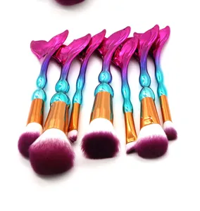 Primer plano detallado del impresionante juego de brochas de maquillaje de sirena con cerdas.