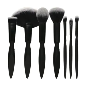 Detailansicht des 7-teiligen schwarzen Make-up-Pinsel-Sets mit weichen Synthetikborsten.