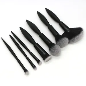 Detailansicht des 7-teiligen schwarzen Make-up-Pinsel-Sets mit weichen Borsten und Griffen.