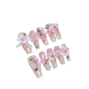 Handgemaakte press-on nagels met 3D roze rozen, strikken en glitter voor zomstijl.