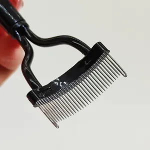 Pettinino per ciglia in metallo con denti in acciaio fini e manico nero per separazione.