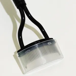 Vista dettagliata del pratico pettine per ciglia ad arco in acciaio con denti protetti.