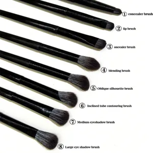 Juego de brochas de maquillaje de ojos con mango negro para aplicación precisa.