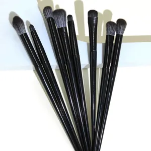 Juego de brochas de maquillaje de ojos profesional con mangos negros para sombra y corrector.