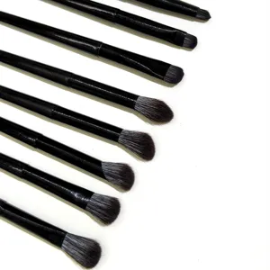 Set de brochas de maquillaje de ojos profesional con mangos negros y cerdas suaves para sombra.