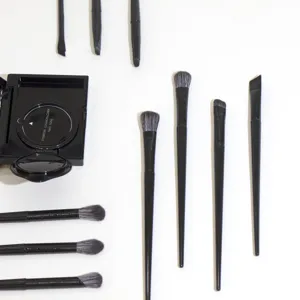 Set de brochas de maquillaje de ojos negras profesionales con estuche para sombras y corrector.